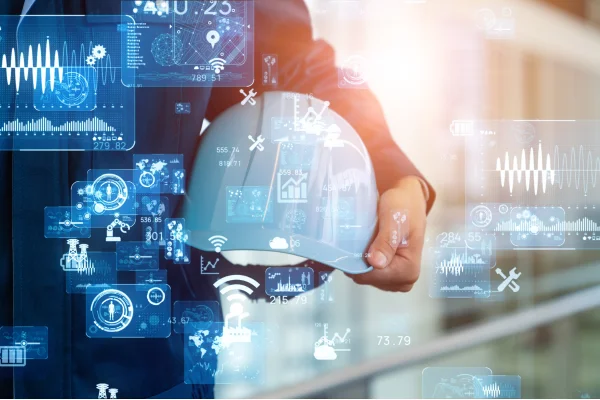 Persona sosteniendo un casco de obra rodeada de gráficos y datos digitales